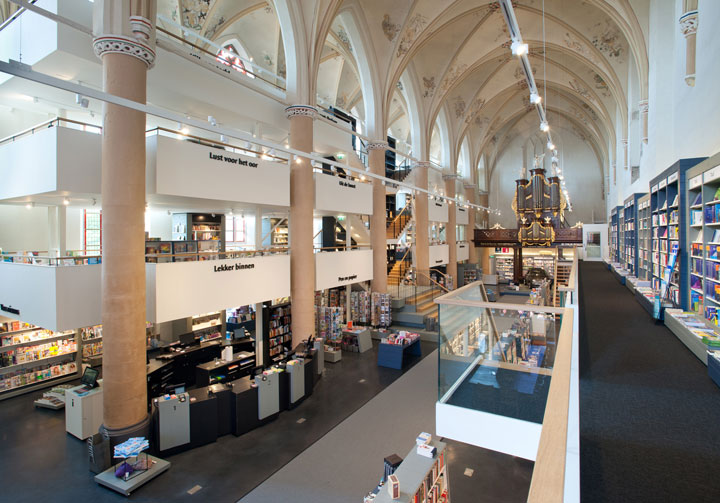une-cathedrale-gothique-du-xveme-siecle-transformee-en-une-librairie-qui-allie-classicisme-et-modernite-a-la-perfection5