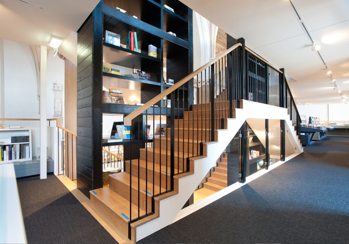 une-cathedrale-gothique-du-xveme-siecle-transformee-en-une-librairie-qui-allie-classicisme-et-modernite-a-la-perfection6