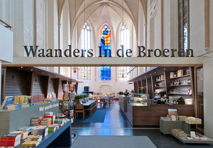 une-cathedrale-gothique-du-xveme-siecle-transformee-en-une-librairie-qui-allie-classicisme-et-modernite-a-la-perfection8