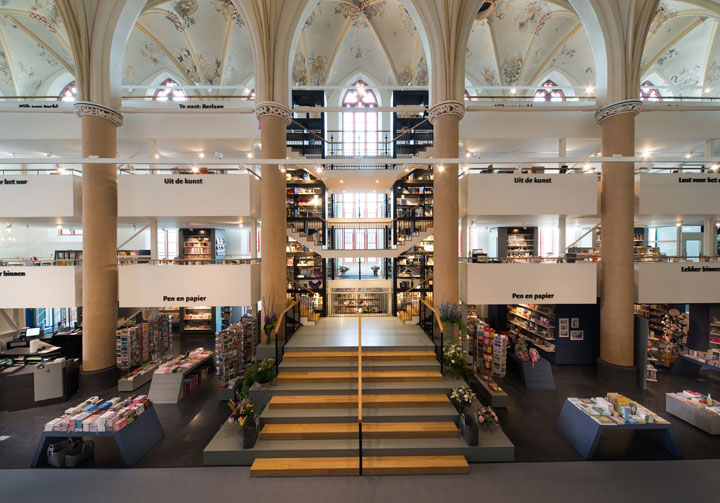 une-cathedrale-gothique-du-xveme-siecle-transformee-en-une-librairie-qui-allie-classicisme-et-modernite-a-la-perfection9