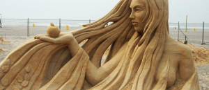 70-sculptures-somptueuses-qui-elevent-les-chateaux-de-sable-au-rang-doeuvres-dart-Une