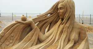 70-sculptures-somptueuses-qui-elevent-les-chateaux-de-sable-au-rang-doeuvres-dart-Une