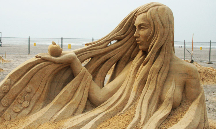 70-sculptures-somptueuses-qui-elevent-les-chateaux-de-sable-au-rang-doeuvres-dart-Une
