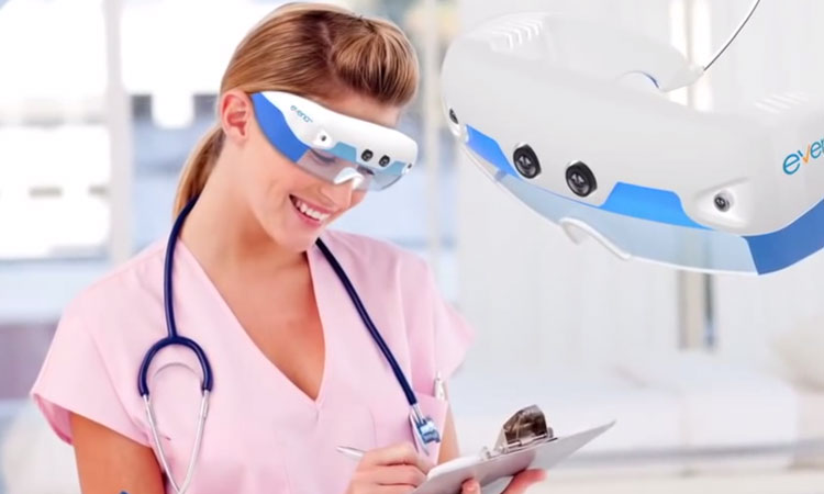 fini-le-carnage-lors-des-prises-de-sang-votre-infirmiere-disposera-desormais-de-lunettes-pour-voir-vos-veinesUne