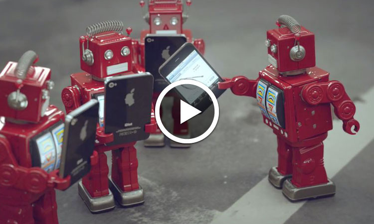 idiots-un-court-metrage-satirique-dans-lequel-dadorables-robots-denoncent-notre-dependance-aux-smartphones-une