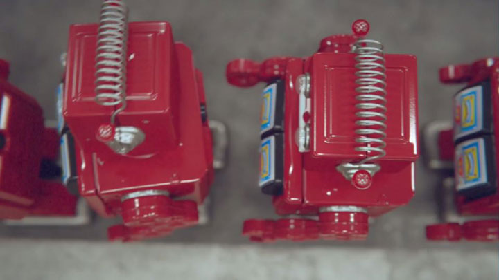 idiots-un-court-metrage-satirique-qui-denonce-la-dependance-a-nos-smartphones-a-travers-dadorables-robots1