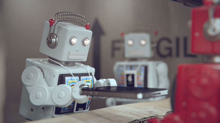 idiots-un-court-metrage-satirique-qui-denonce-la-dependance-a-nos-smartphones-a-travers-dadorables-robots3