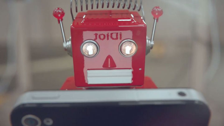 idiots-un-court-metrage-satirique-qui-denonce-la-dependance-a-nos-smartphones-a-travers-dadorables-robots4