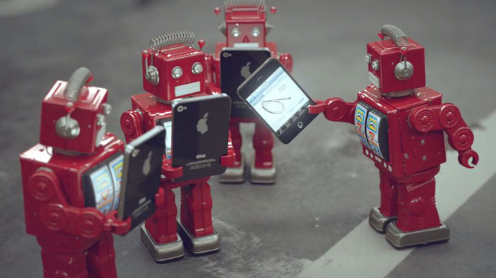 idiots-un-court-metrage-satirique-qui-denonce-la-dependance-a-nos-smartphones-a-travers-dadorables-robots8