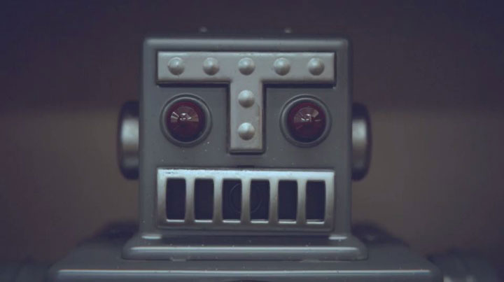 idiots-un-court-metrage-satirique-qui-denonce-la-dependance-a-nos-smartphones-a-travers-dadorables-robots9