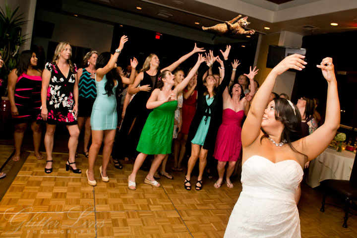 le-lancer-de-chats-dans-les-mariages-le-nouveau-phenomene-delirant-sur-internet48