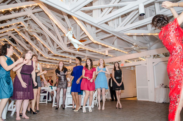 le-lancer-de-chats-dans-les-mariages-le-nouveau-phenomene-delirant-sur-internet51