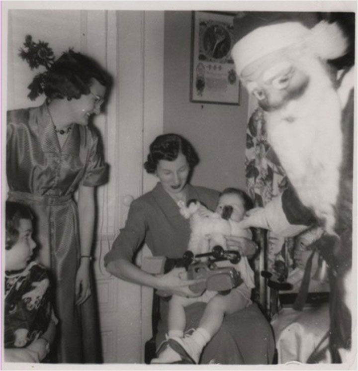 les-premiers-costumes-de-pere-noel-datant-du-siecle-dernier-sont-absolument-effrayantes11