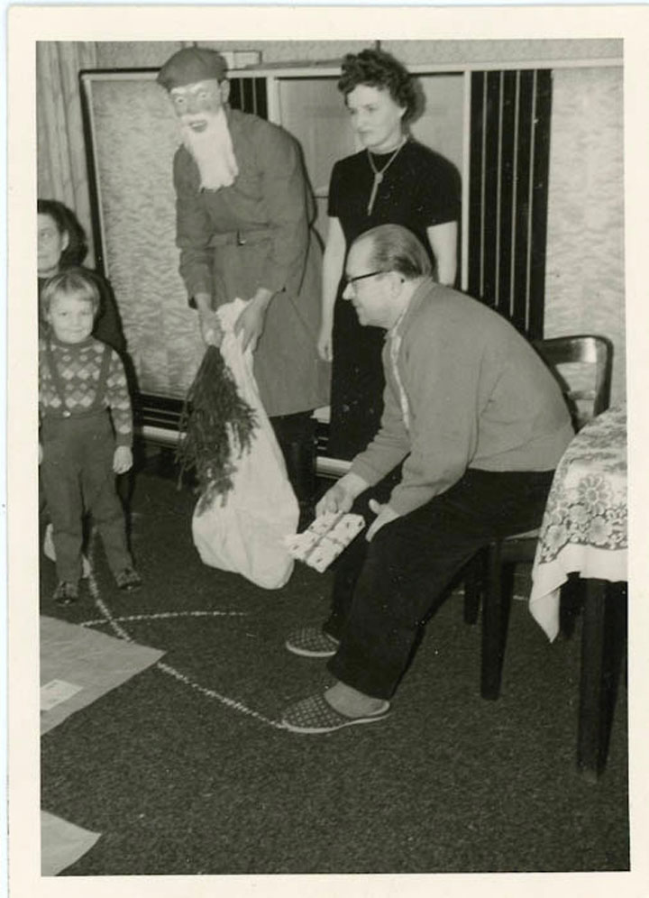 les-premiers-costumes-de-pere-noel-datant-du-siecle-dernier-sont-absolument-effrayantes13