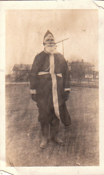 les-premiers-costumes-de-pere-noel-datant-du-siecle-dernier-sont-absolument-effrayantes20
