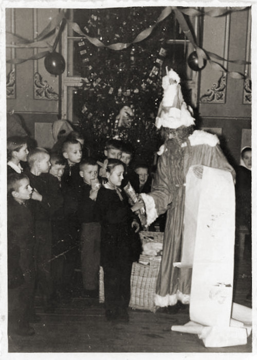 les-premiers-costumes-de-pere-noel-datant-du-siecle-dernier-sont-absolument-effrayantes22