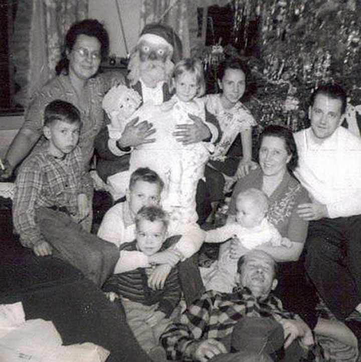 les-premiers-costumes-de-pere-noel-datant-du-siecle-dernier-sont-absolument-effrayantes28