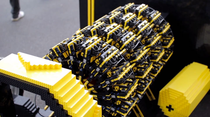 montez-a-bord-de-la-premiere-voiture-en-lego-fonctionnant-a-lair10