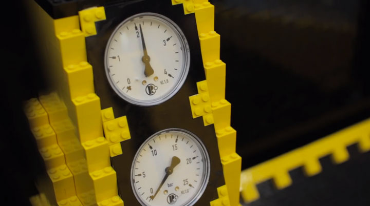 montez-a-bord-de-la-premiere-voiture-en-lego-fonctionnant-a-lair11