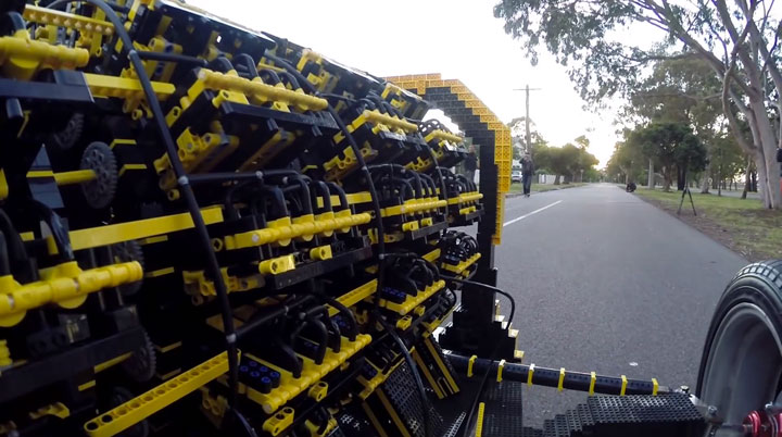 montez-a-bord-de-la-premiere-voiture-en-lego-fonctionnant-a-lair12