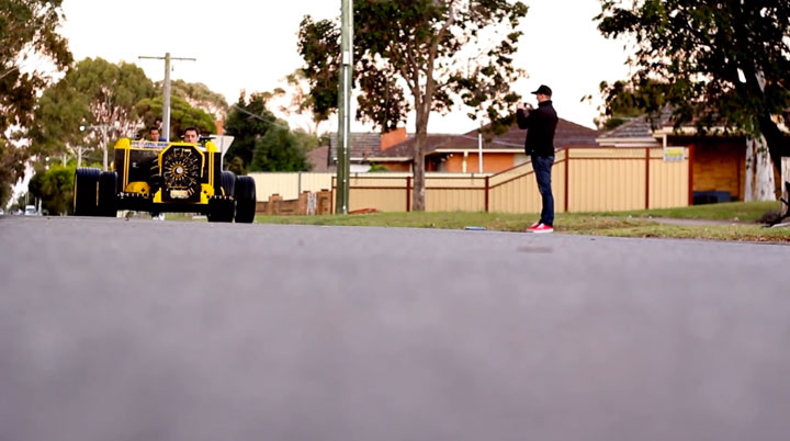 montez-a-bord-de-la-premiere-voiture-en-lego-fonctionnant-a-lair14