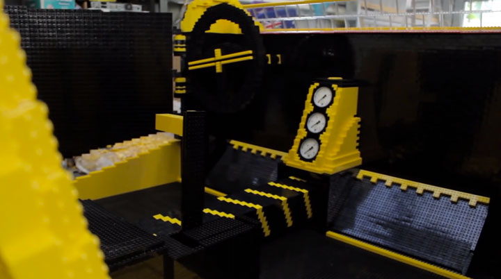 montez-a-bord-de-la-premiere-voiture-en-lego-fonctionnant-a-lair3