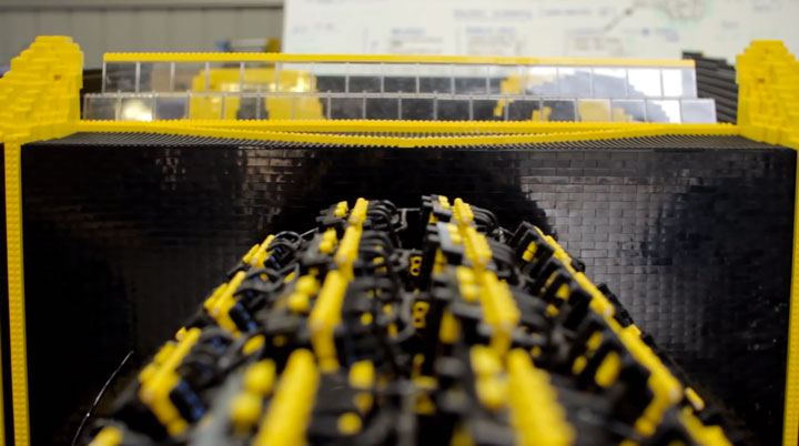 montez-a-bord-de-la-premiere-voiture-en-lego-fonctionnant-a-lair4