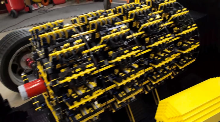 montez-a-bord-de-la-premiere-voiture-en-lego-fonctionnant-a-lair5