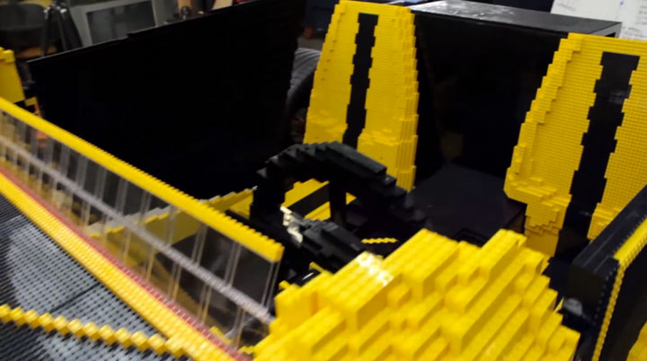 montez-a-bord-de-la-premiere-voiture-en-lego-fonctionnant-a-lair7
