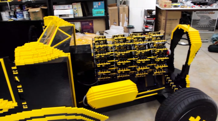montez-a-bord-de-la-premiere-voiture-en-lego-fonctionnant-a-lair9