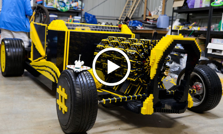montez-a-bord-de-la-premiere-voiture-en-lego-fonctionnant-a-lairUne