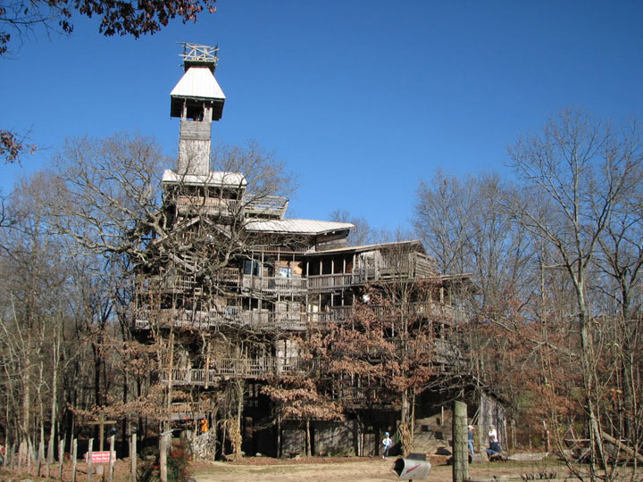 prenez-de-la-hauteur-avec-ses-somptueuses-maisons-perchees-dans-les-arbres13