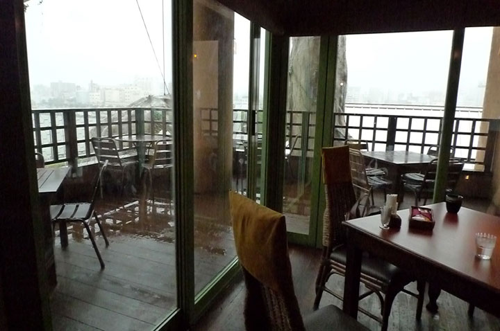 prenez-de-la-hauteur-avec-ses-somptueuses-maisons-perchees-dans-les-arbres4