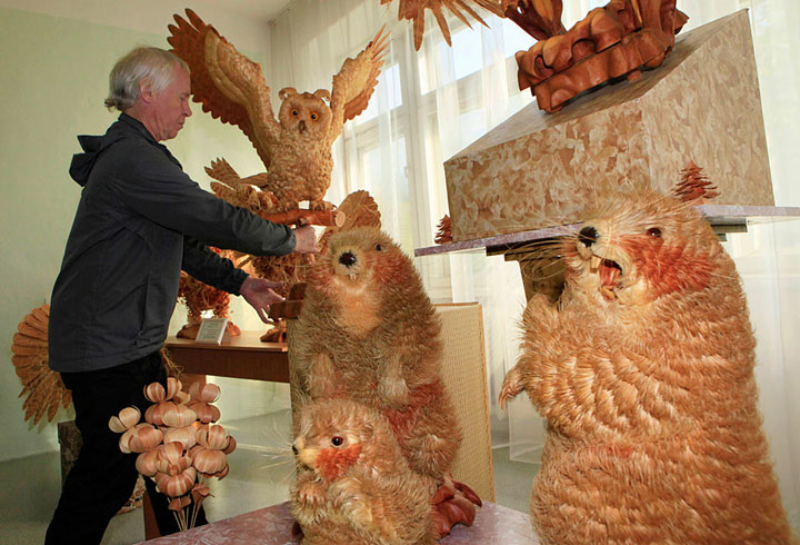 sergei-cree-de-magnifiques-sculptures-en-bois-danimaux-super-realiste1