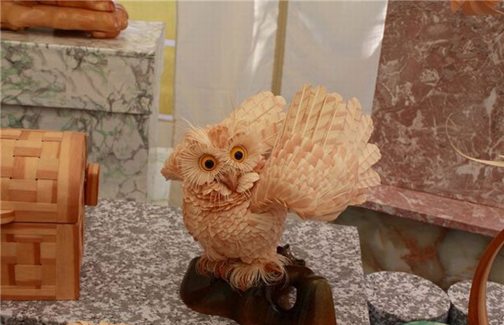 sergei-cree-de-magnifiques-sculptures-en-bois-danimaux-super-realiste15