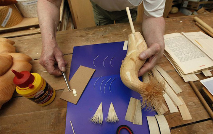 sergei-cree-de-magnifiques-sculptures-en-bois-danimaux-super-realiste18