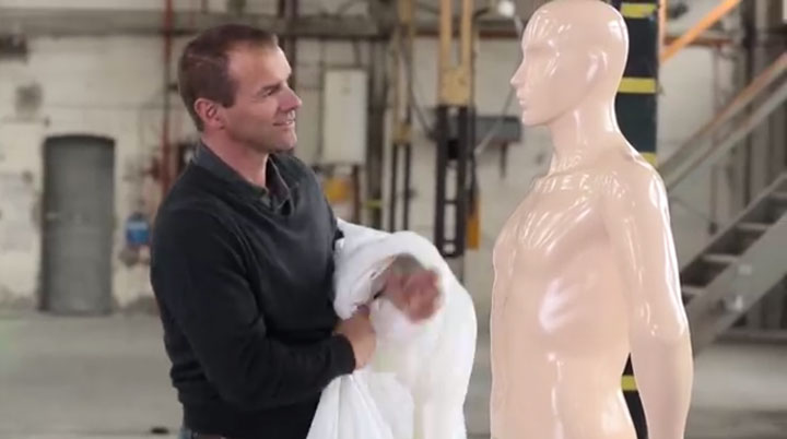 un-magasin-expose-des-mannequins-differents-en-vitrine-pour-prouver-que-la-beaute-est-universelle10