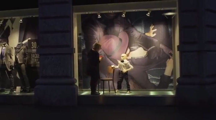 un-magasin-expose-des-mannequins-differents-en-vitrine-pour-prouver-que-la-beaute-est-universelle14