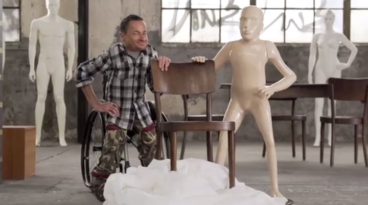 un-magasin-expose-des-mannequins-differents-en-vitrine-pour-prouver-que-la-beaute-est-universelle18