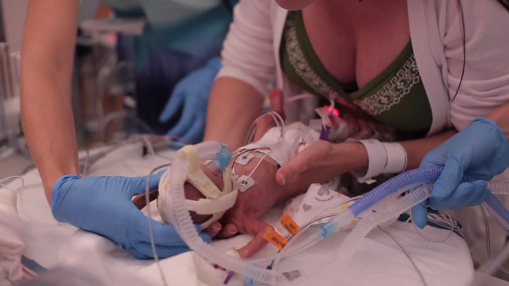 un-pere-immortalise-la-premiere-annee-de-la-vie-de-son-fils-premature-dans-une-video-absolument-craquante1