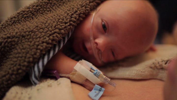 un-pere-immortalise-la-premiere-annee-de-la-vie-de-son-fils-premature-dans-une-video-absolument-craquante10