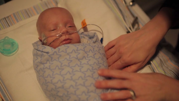 un-pere-immortalise-la-premiere-annee-de-la-vie-de-son-fils-premature-dans-une-video-absolument-craquante11