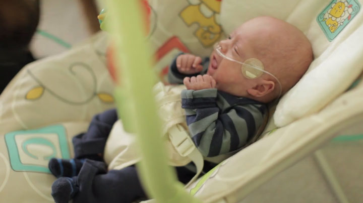 un-pere-immortalise-la-premiere-annee-de-la-vie-de-son-fils-premature-dans-une-video-absolument-craquante12