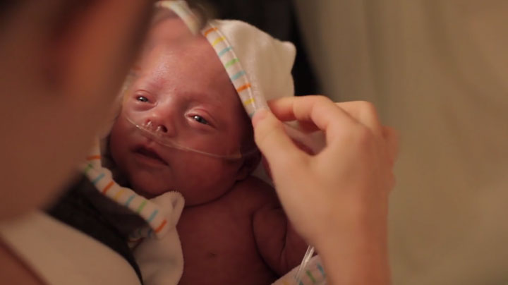 un-pere-immortalise-la-premiere-annee-de-la-vie-de-son-fils-premature-dans-une-video-absolument-craquante13