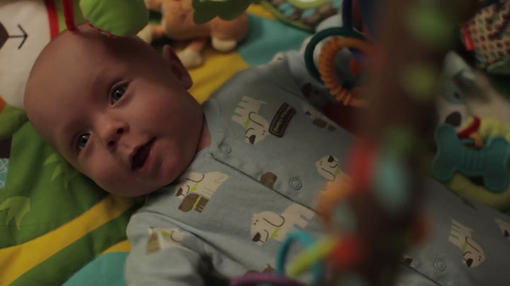 un-pere-immortalise-la-premiere-annee-de-la-vie-de-son-fils-premature-dans-une-video-absolument-craquante14