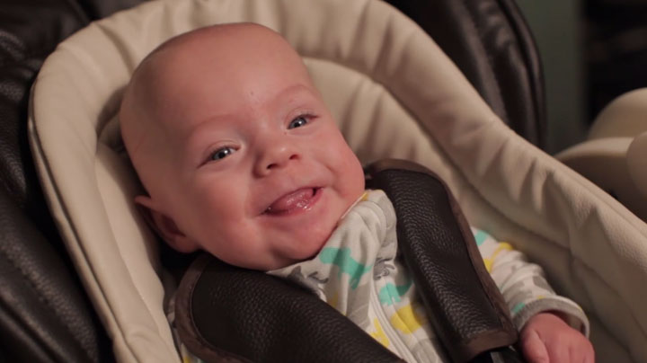 un-pere-immortalise-la-premiere-annee-de-la-vie-de-son-fils-premature-dans-une-video-absolument-craquante15