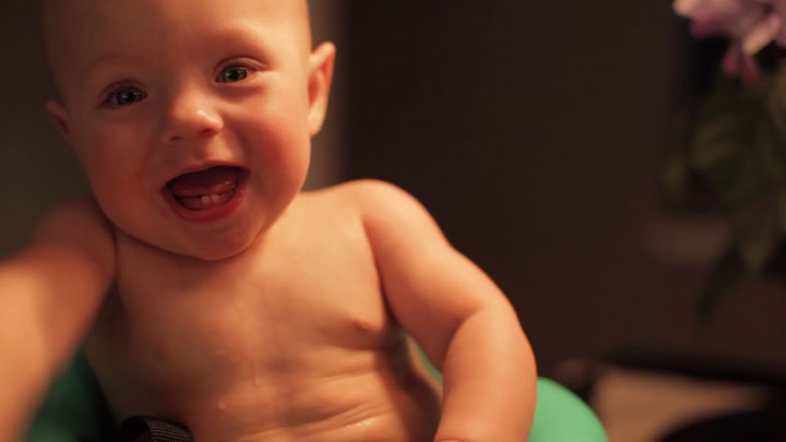 un-pere-immortalise-la-premiere-annee-de-la-vie-de-son-fils-premature-dans-une-video-absolument-craquante16