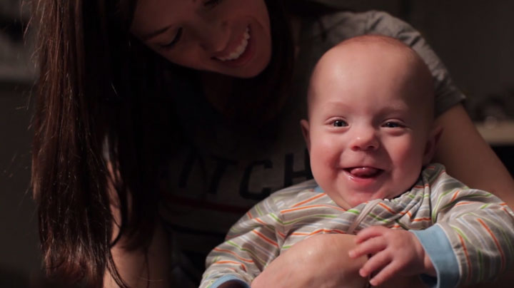 un-pere-immortalise-la-premiere-annee-de-la-vie-de-son-fils-premature-dans-une-video-absolument-craquante17