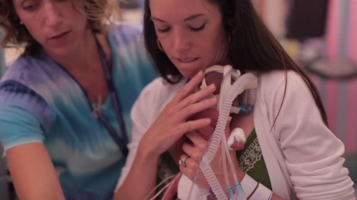 un-pere-immortalise-la-premiere-annee-de-la-vie-de-son-fils-premature-dans-une-video-absolument-craquante2