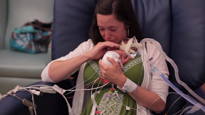 un-pere-immortalise-la-premiere-annee-de-la-vie-de-son-fils-premature-dans-une-video-absolument-craquante5